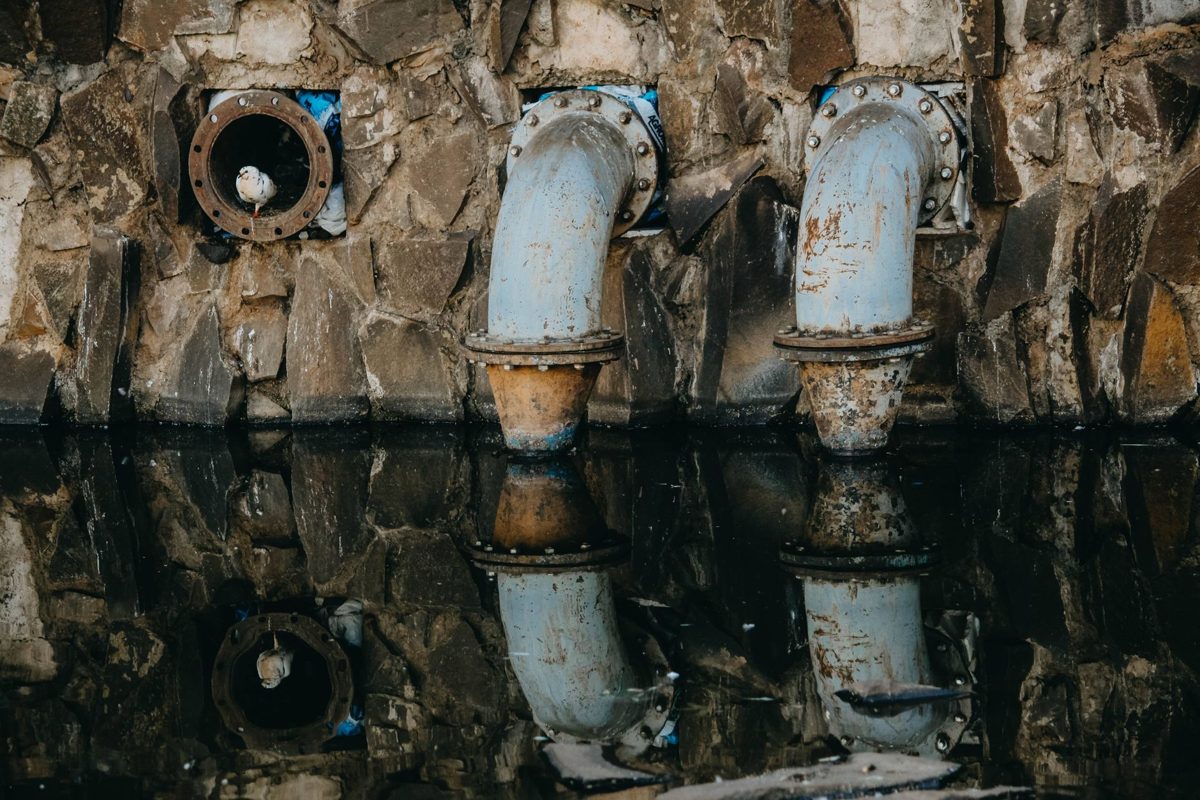 Canalisations métalliques rouillées, typiques d’\un réseau à réhabiliter par chemisage